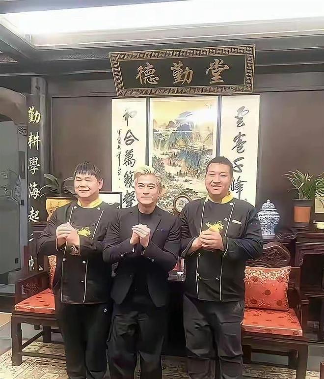 郭富城陪老婆方媛回安徽过年，比岳父大两岁，人群中超显眼（组图） - 3