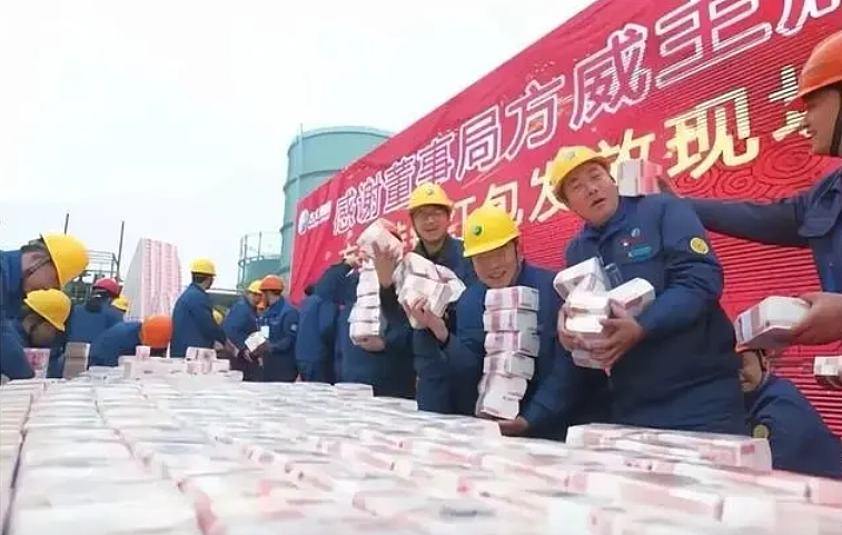 东北霸总10年累计给员工发40亿花红！现场摆数米高现金墙成标签（视频/组图） - 2