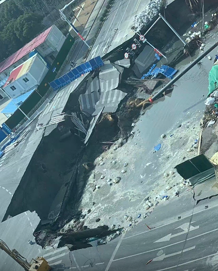上海地铁工地渗漏致恐怖路陷！天坑“黑洞式吞噬”路面设施画面曝（视频/组图） - 1