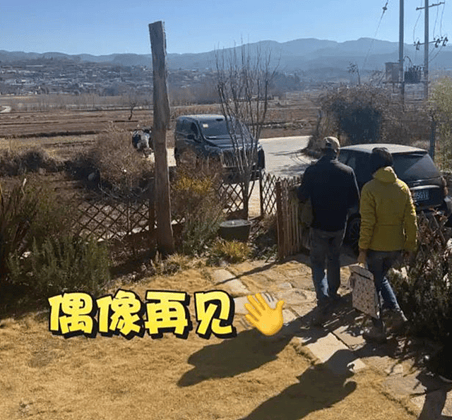 刘青云夫妇洛阳度假，58岁郭蔼明穿破洞裤，不用带娃不愁钱像40岁（组图） - 1