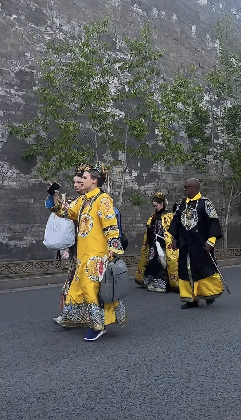 格格北京满街跑,中国年轻人疯了(组图) - 6