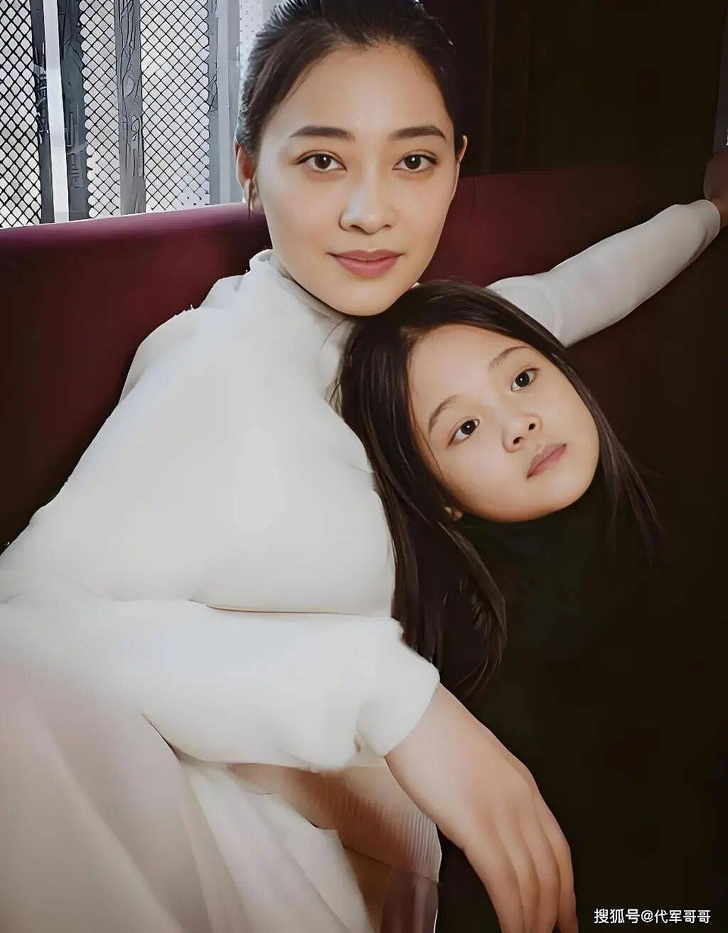 50岁梅婷近况曝光！和鄢颇离婚后嫁给摄影师，如今12岁女儿是她的骄傲（组图） - 5