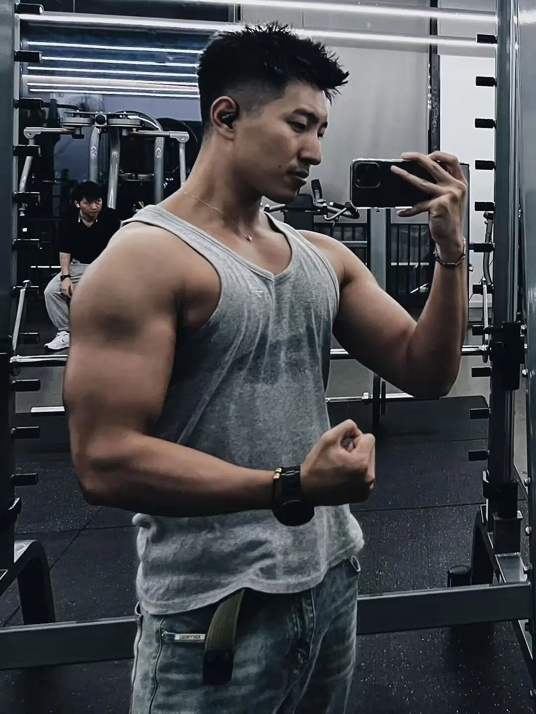 【帅哥】硬朗的小麦色肌肉男，自拍秀强壮麒麟臂（组图） - 1