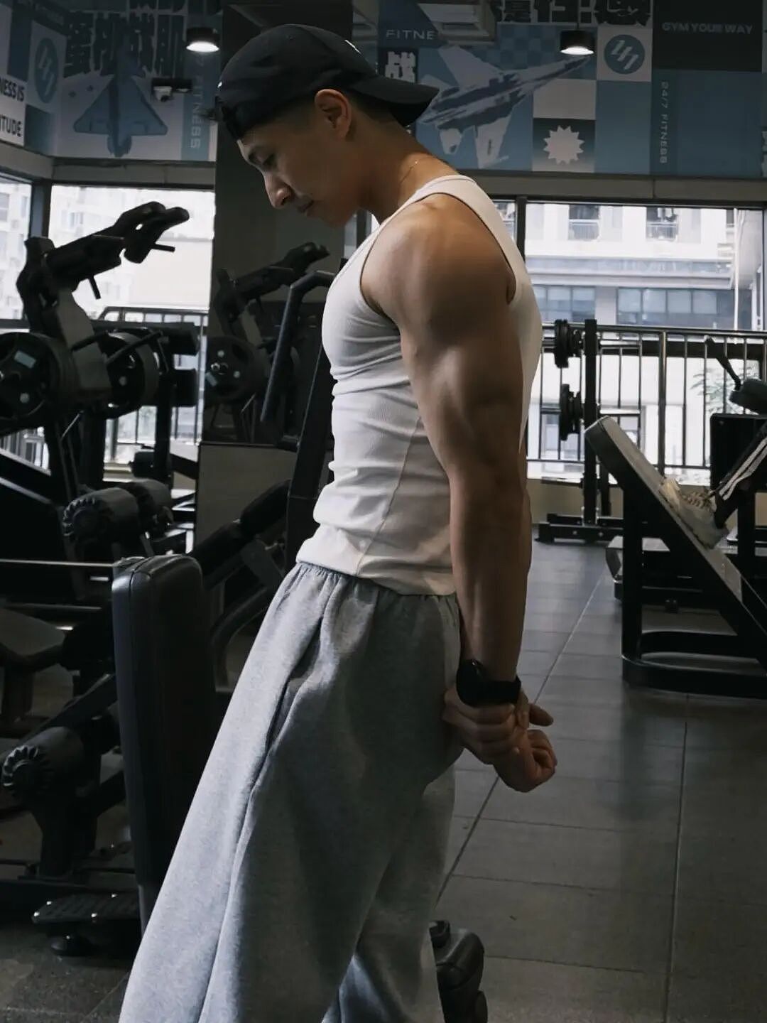 【帅哥】硬朗的小麦色肌肉男，自拍秀强壮麒麟臂（组图） - 6