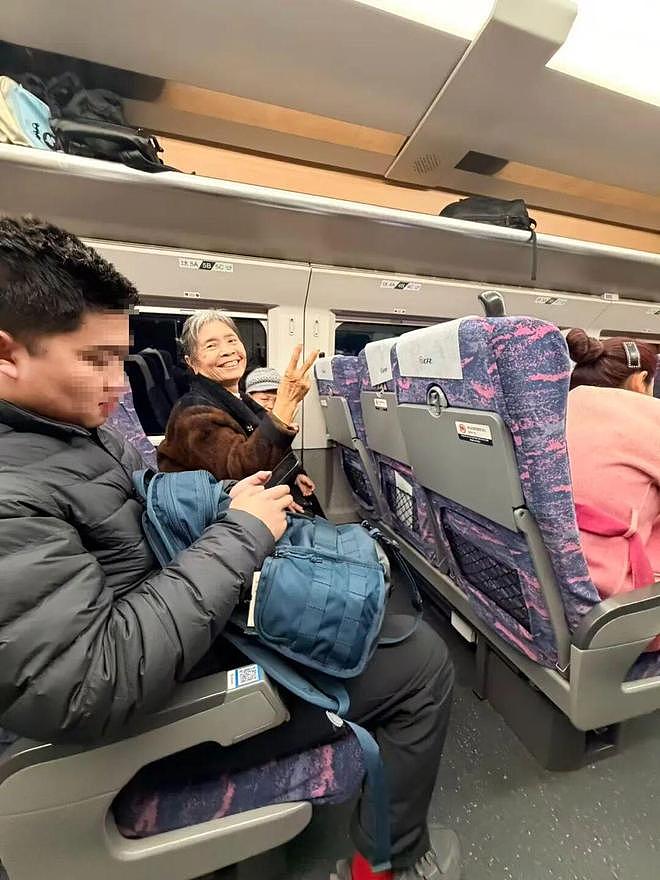 72岁母亲替已故儿女看乐山大佛,网友暖心留言(组图) - 3