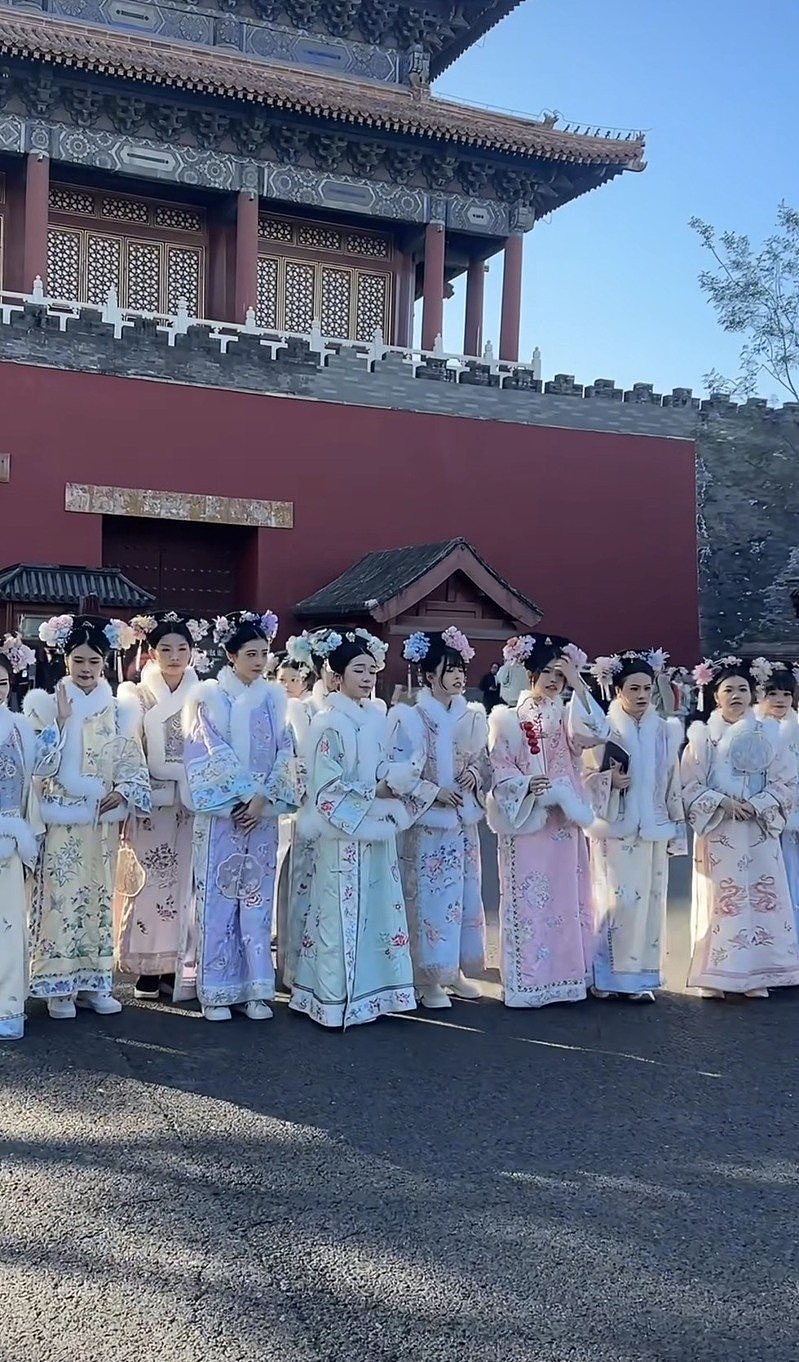 格格北京满街跑,中国年轻人疯了(组图) - 11