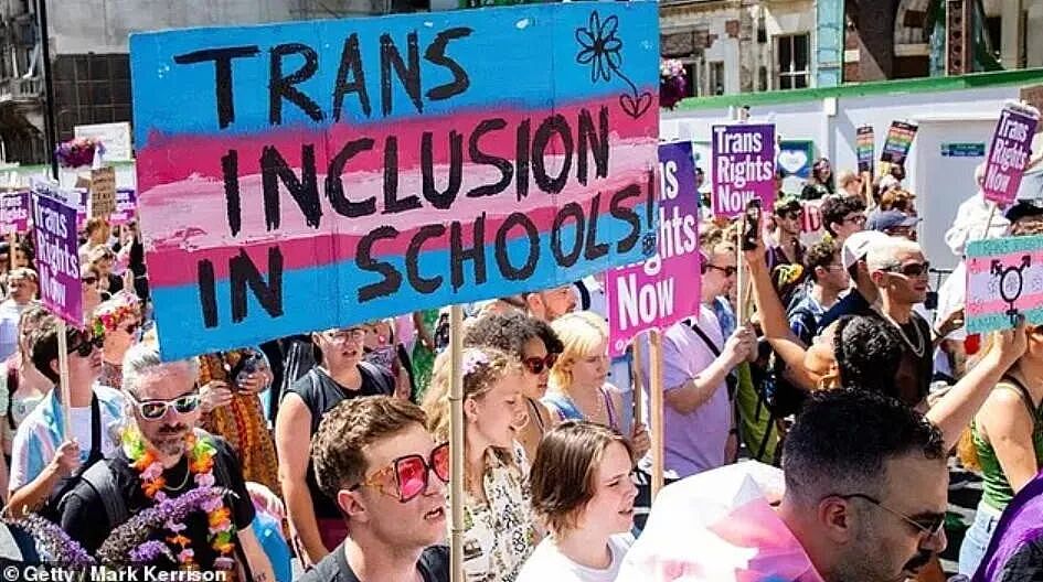 英国允许学校让4岁儿童变性，还无需通知家长...网友：彻底疯了（组图） - 2