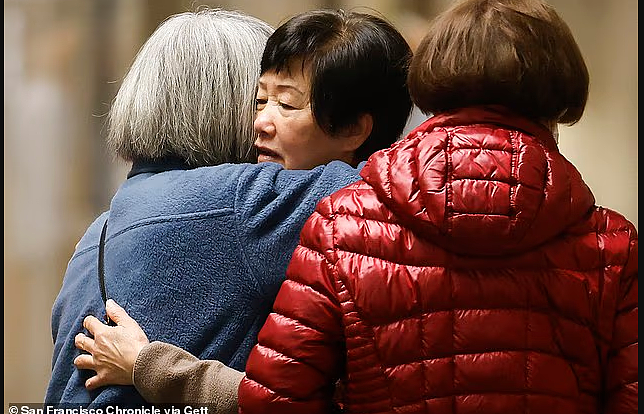 80岁华女驾车撞死苹果高管一家四口!出庭时选择不抗辩,或因年龄躲过牢狱之灾(组图) - 2