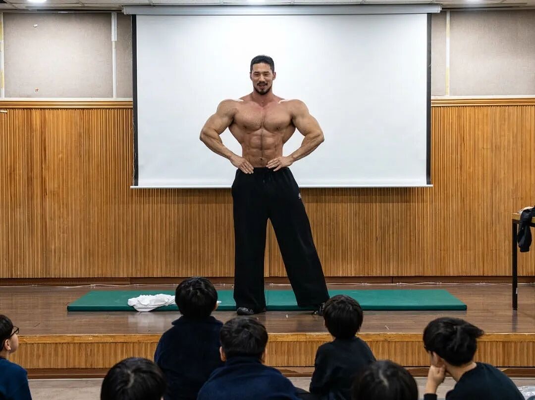 【帅哥】38岁亚洲“巨石森”，课堂大秀猛兽肌狗熊背，不听话的学生直接“力量”解决（组图） - 7