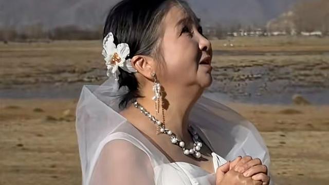 56岁“恋爱脑”阿姨发现丈夫13年婚外情哭瞎右眼，离婚后10年游43国（组图） - 1