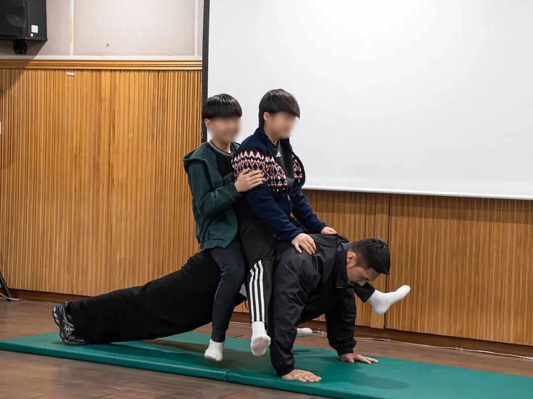 【帅哥】38岁亚洲“巨石森”，课堂大秀猛兽肌狗熊背，不听话的学生直接“力量”解决（组图） - 6
