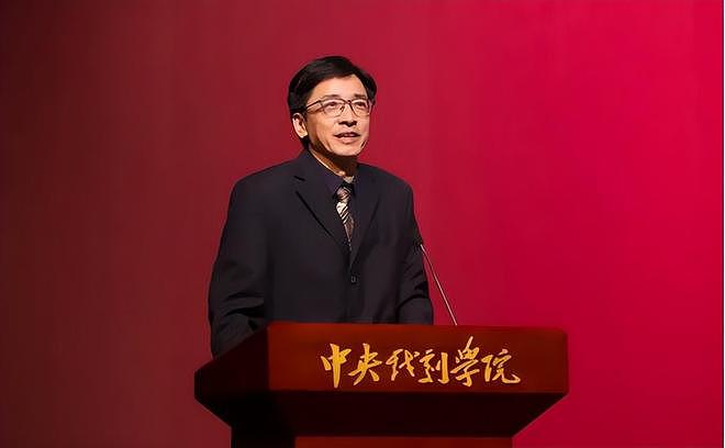 中戏风波牵连国话!主任在职期间三人免试入编,易烊千玺被质疑(组图) - 1