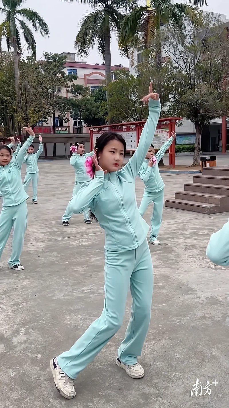 “敦煌壁画走出来的少女”冲上热搜！家长：红了是意外（视频/组图） - 2
