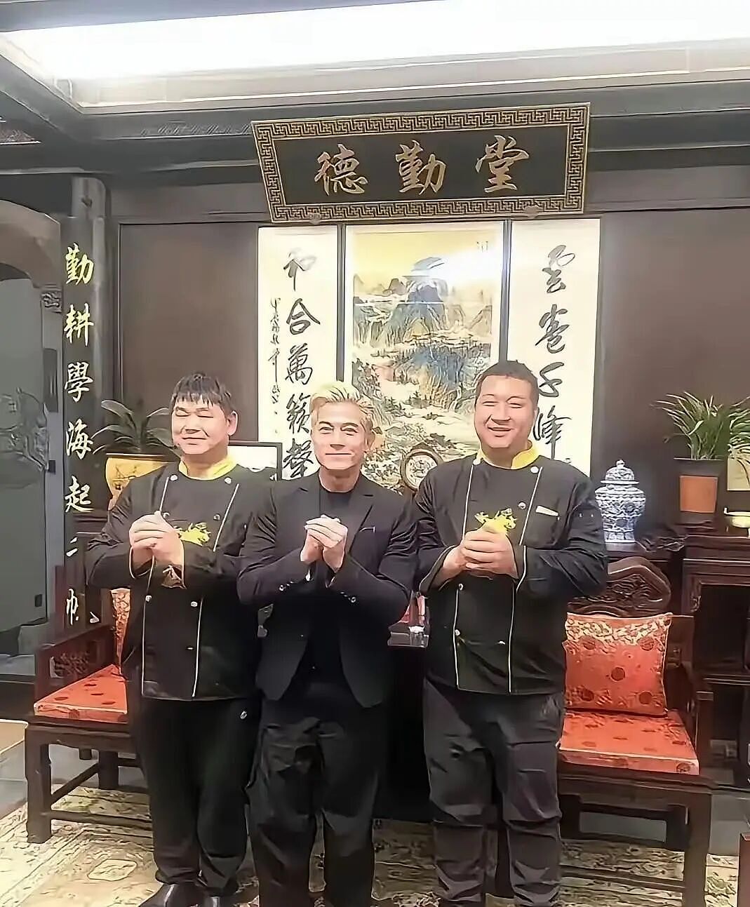 郭富城陪同小22岁的娇妻回老家过年,与岳父岳母罕见合照,状态像隔了一代人(组图) - 2