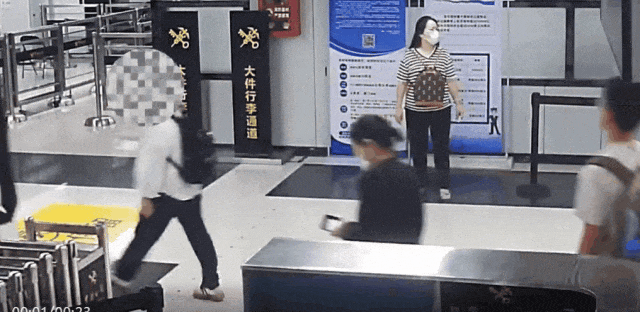 华人女子出海关神色慌张、举止怪异，被拦下后，身上竟缠满澳币现金...（组图） - 1