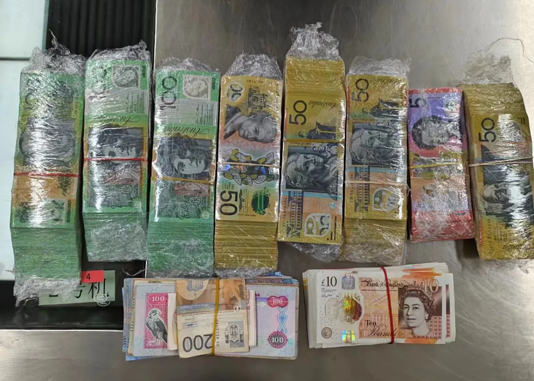 华人女子出海关神色慌张、举止怪异，被拦下后，身上竟缠满澳币现金...（组图） - 4
