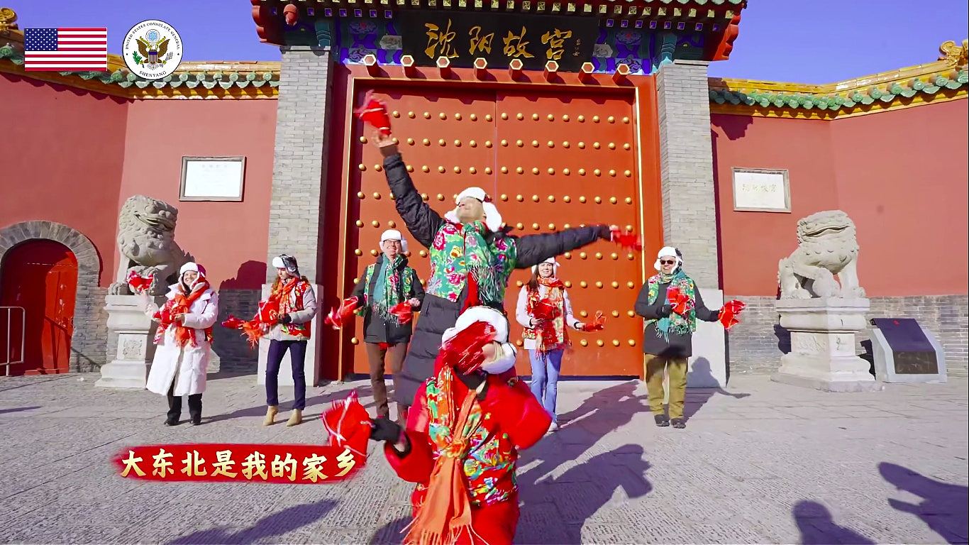 美驻华外交官穿大花袄,齐唱“大东北我的家乡“拜年(视频/组图) - 2