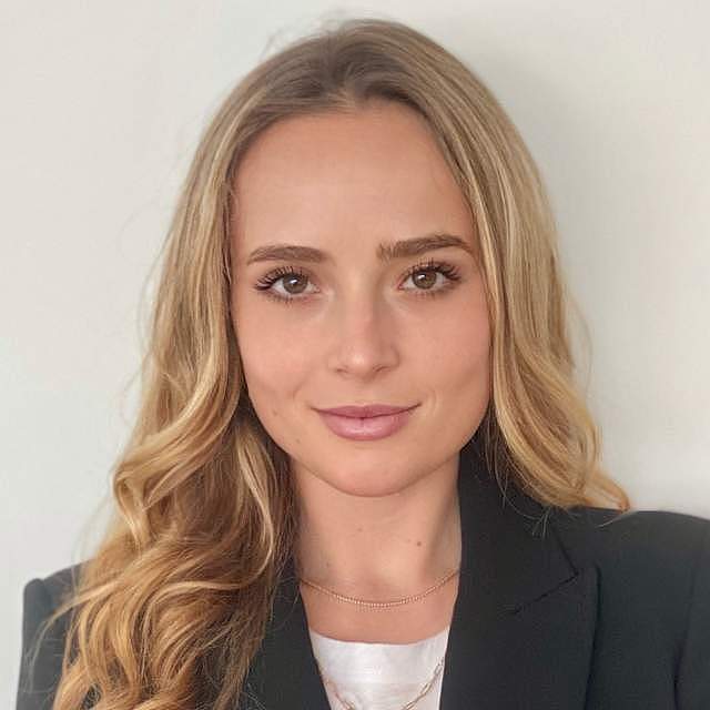爱泼斯坦对前任女儿疯狂着迷，享受被叫叔叔送进哈佛，现已嫁富翁（组图） - 1