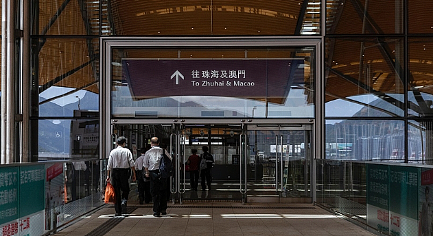 华人女子出海关神色慌张、举止怪异，被拦下后，身上竟缠满澳币现金...（组图） - 9