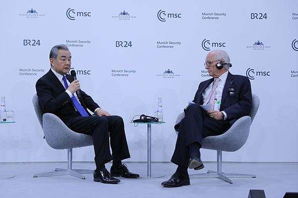 王毅出席慕安会晤德国总理，会前与1米98默茨比身高：“你太高了！”（视频/组图） - 4