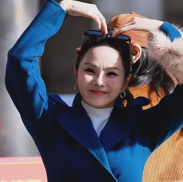 伊能静春晚彩排状态差，脸僵馒化医美明显，曾自曝一年花百万保养（组图） - 1