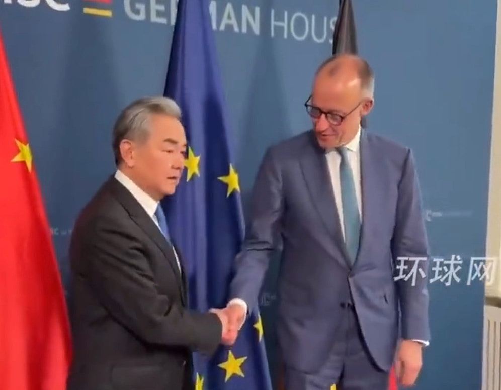 王毅出席慕安会晤德国总理，会前与1米98默茨比身高：“你太高了！”（视频/组图） - 2