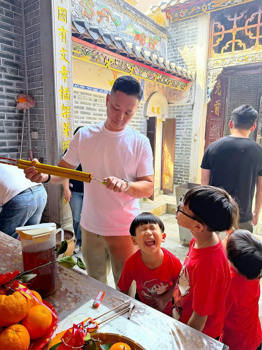 胡杏儿又一年返围村上香祭祖，晒豪宅阔落客厅摆年花团年饭劲丰盛（组图） - 7