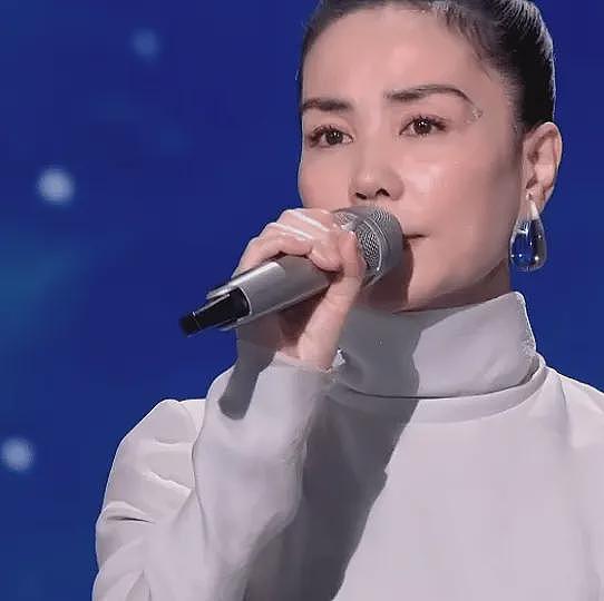 央视春晚收视率破40%！王菲出场不到38%，知名乐评人吐槽假唱（组图） - 17