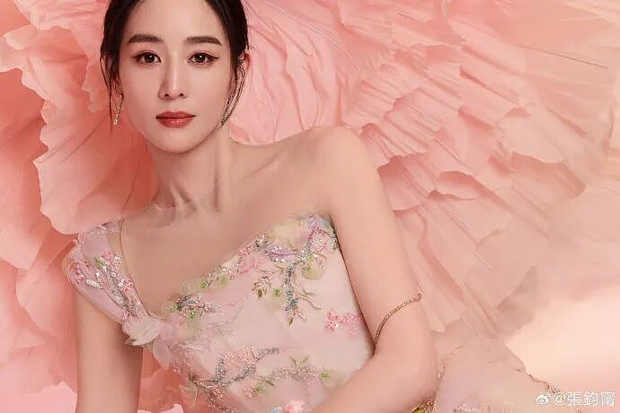 【美女】张钧宁粉裙写真性感撩人!被赞从画中走出的仙女(组图) - 6
