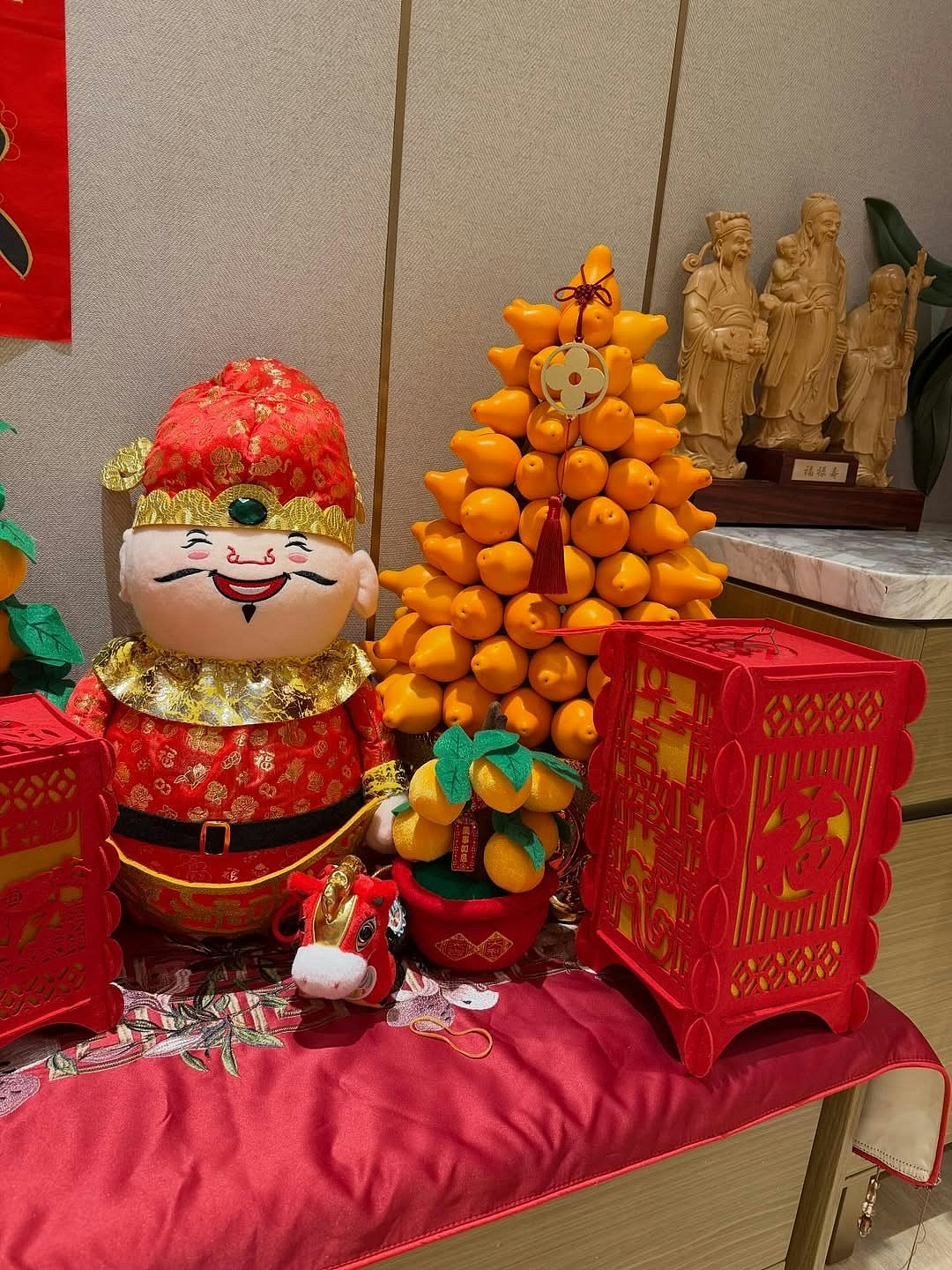 胡杏儿又一年返围村上香祭祖，晒豪宅阔落客厅摆年花团年饭劲丰盛（组图） - 15