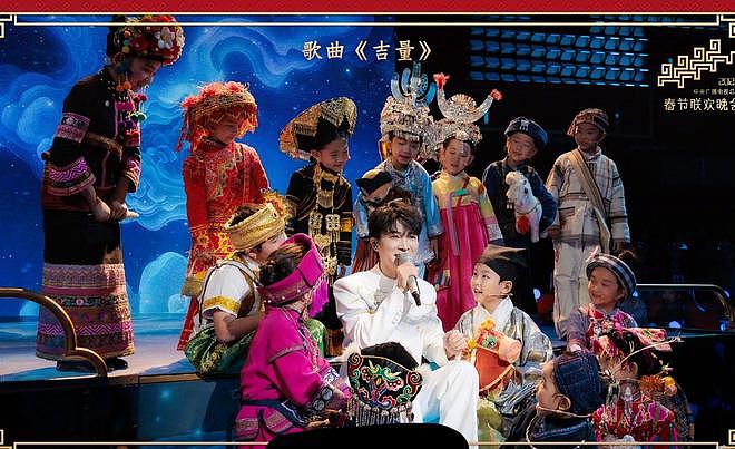 春晚三大感人瞬间：周深牵着台湾高山族小女孩，于和伟遥望海峡（组图） - 1