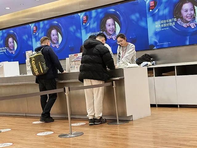 惊呆!7名中东游客在上海浦东机场托运超500斤行李(组图) - 3