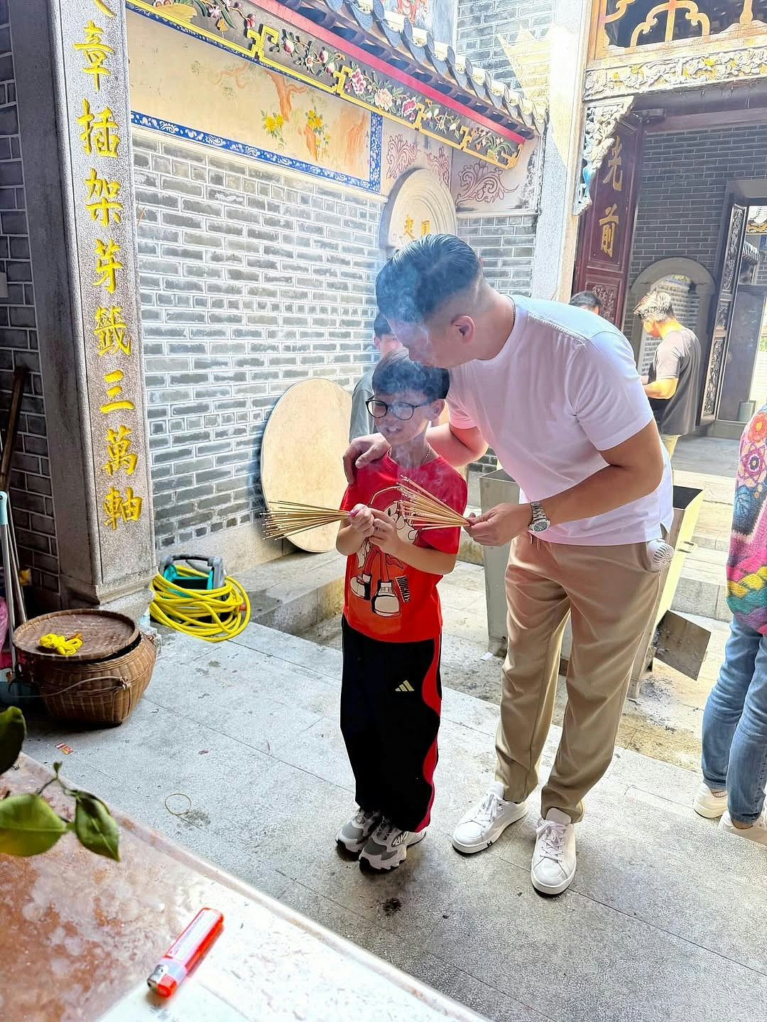 胡杏儿又一年返围村上香祭祖，晒豪宅阔落客厅摆年花团年饭劲丰盛（组图） - 6