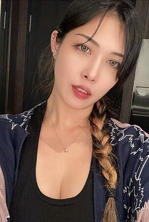 麻糬“深V板娘”爆红！脱口罩真面目曝光，网友暴动：好美（组图） - 1