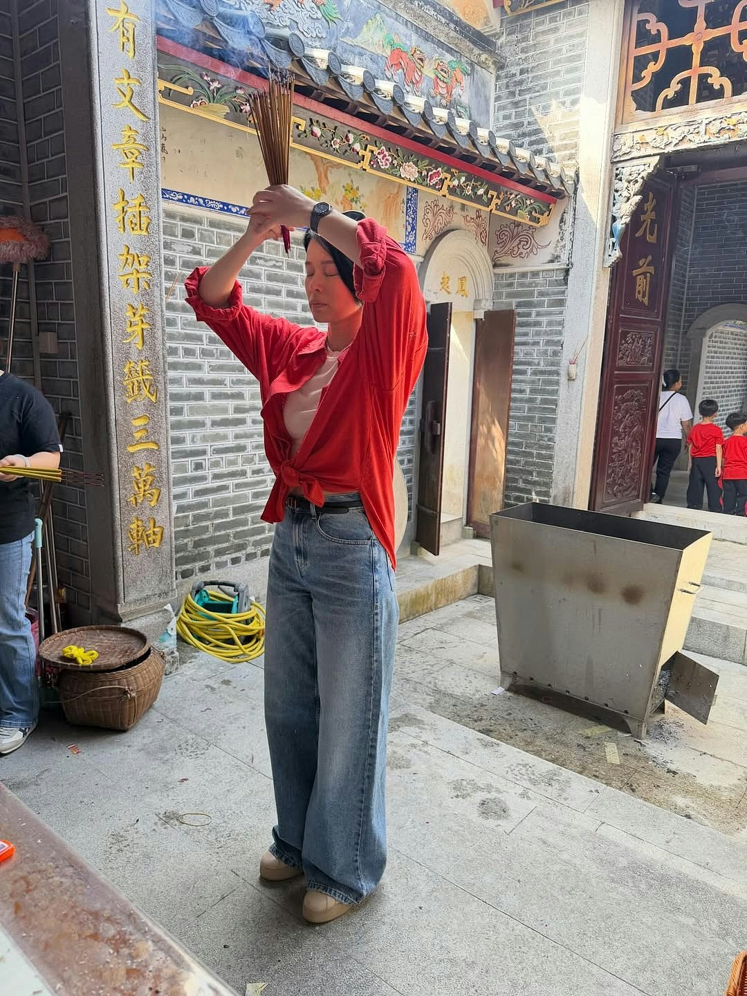 胡杏儿又一年返围村上香祭祖，晒豪宅阔落客厅摆年花团年饭劲丰盛（组图） - 5