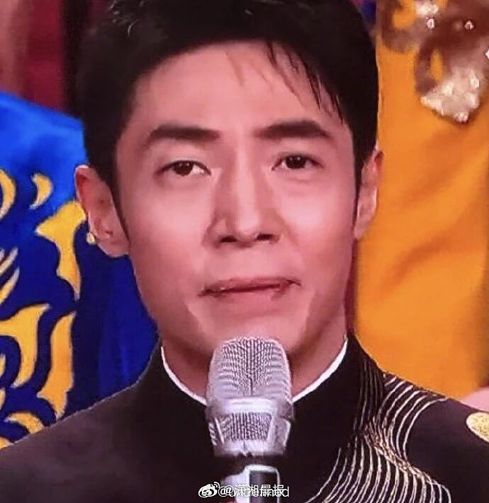 蔡明时隔30年再演机器人,撒贝宁的眉毛又上热搜了!(组图) - 15