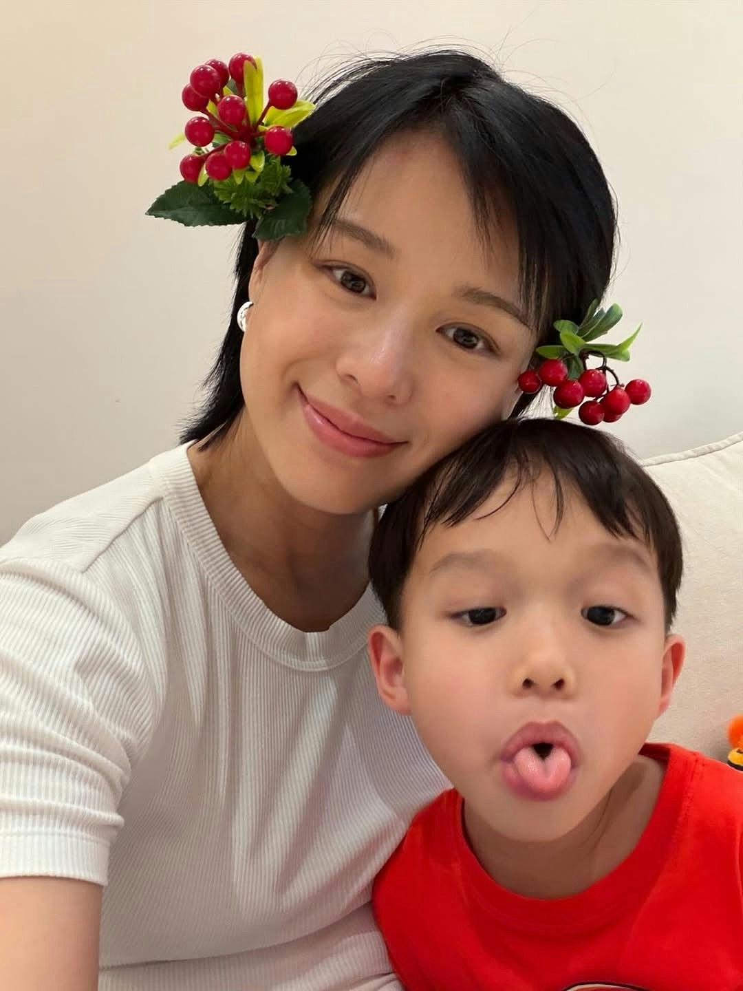 胡杏儿又一年返围村上香祭祖，晒豪宅阔落客厅摆年花团年饭劲丰盛（组图） - 19