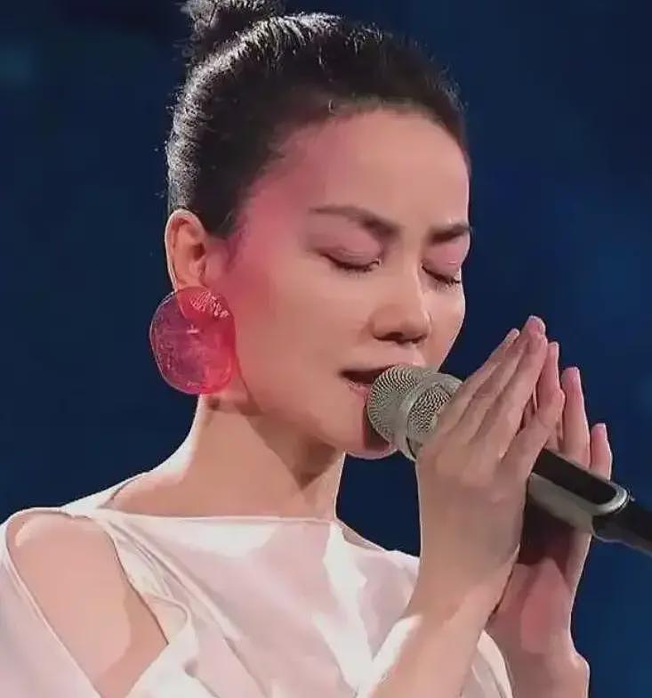 央视春晚收视率破40%！王菲出场不到38%，知名乐评人吐槽假唱（组图） - 21