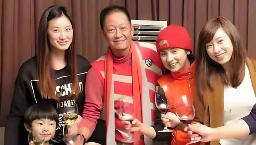 59岁王志文近况曝光！娶小12岁美女富婆，和17岁儿子同框像爷孙（组图） - 1