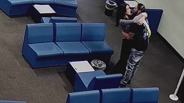 英国女狱警主动拥吻杀人犯，全程被监狱监控记录（组图） - 2