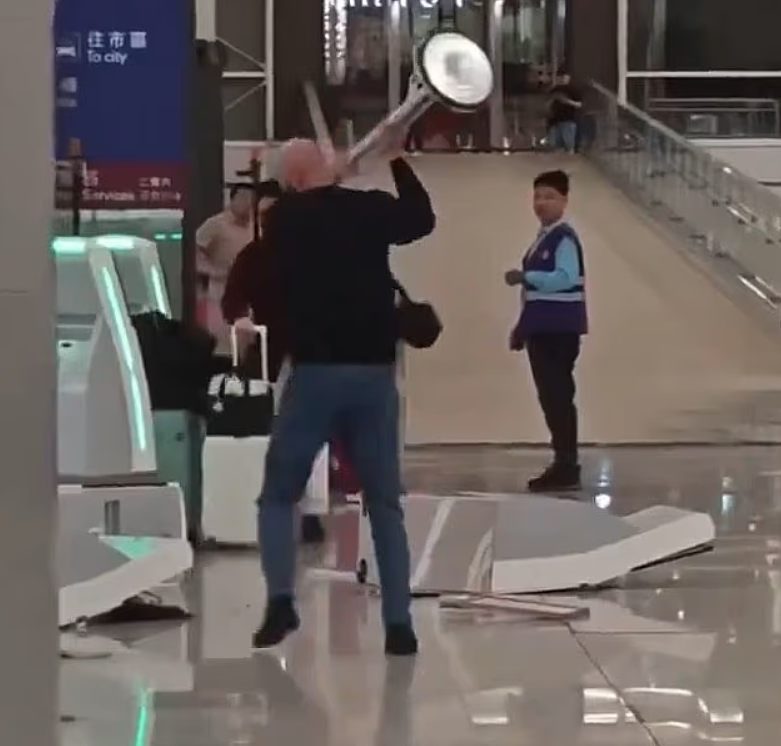 除夕清晨香港机场突发混乱！外籍男子狂砸值机柜台，行李搜出伟哥再添罪（组图） - 4
