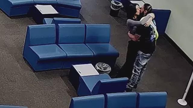 英国女狱警主动拥吻杀人犯，全程被监狱监控记录（组图） - 1