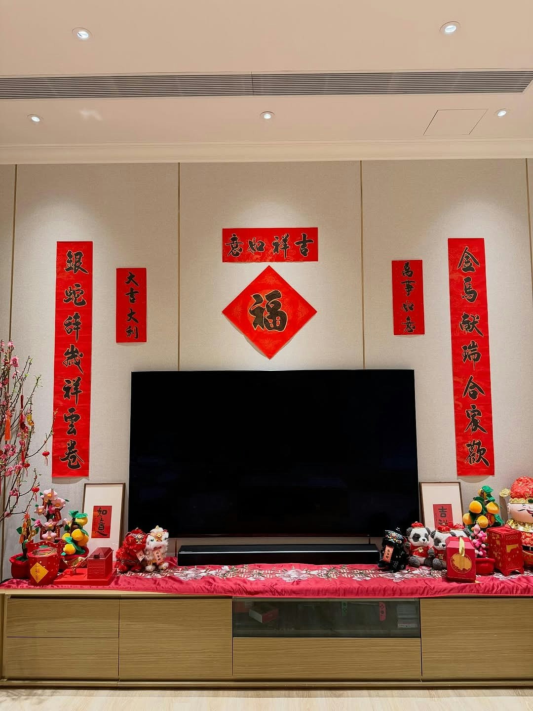 胡杏儿又一年返围村上香祭祖，晒豪宅阔落客厅摆年花团年饭劲丰盛（组图） - 14
