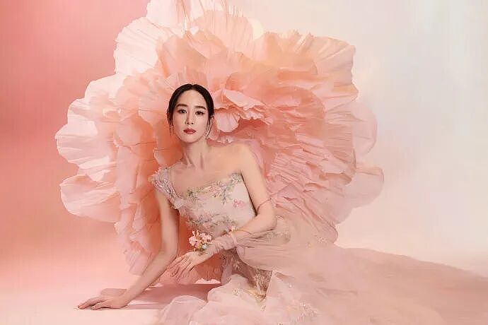 【美女】张钧宁粉裙写真性感撩人!被赞从画中走出的仙女(组图) - 3