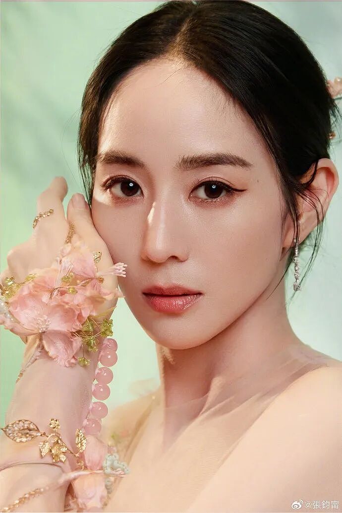 【美女】张钧宁粉裙写真性感撩人!被赞从画中走出的仙女(组图) - 1