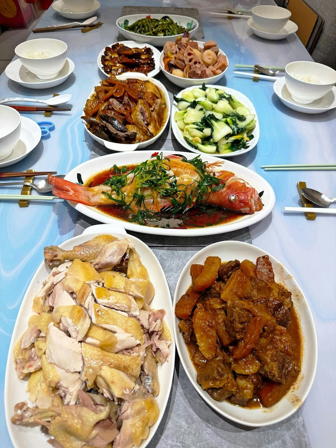 胡杏儿又一年返围村上香祭祖，晒豪宅阔落客厅摆年花团年饭劲丰盛（组图） - 18