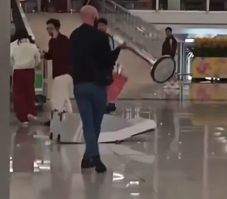 除夕清晨香港机场突发混乱！外籍男子狂砸值机柜台，行李搜出伟哥再添罪（组图） - 5