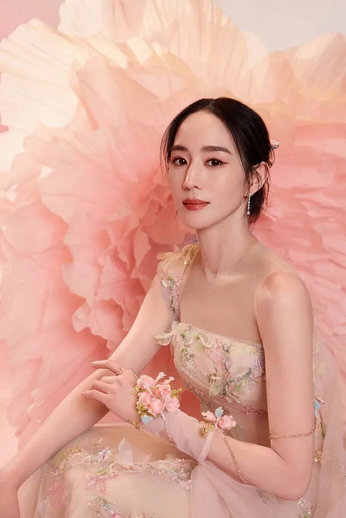 【美女】张钧宁粉裙写真性感撩人!被赞从画中走出的仙女(组图) - 4
