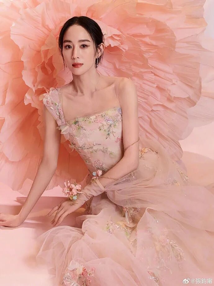 【美女】张钧宁粉裙写真性感撩人!被赞从画中走出的仙女(组图) - 5