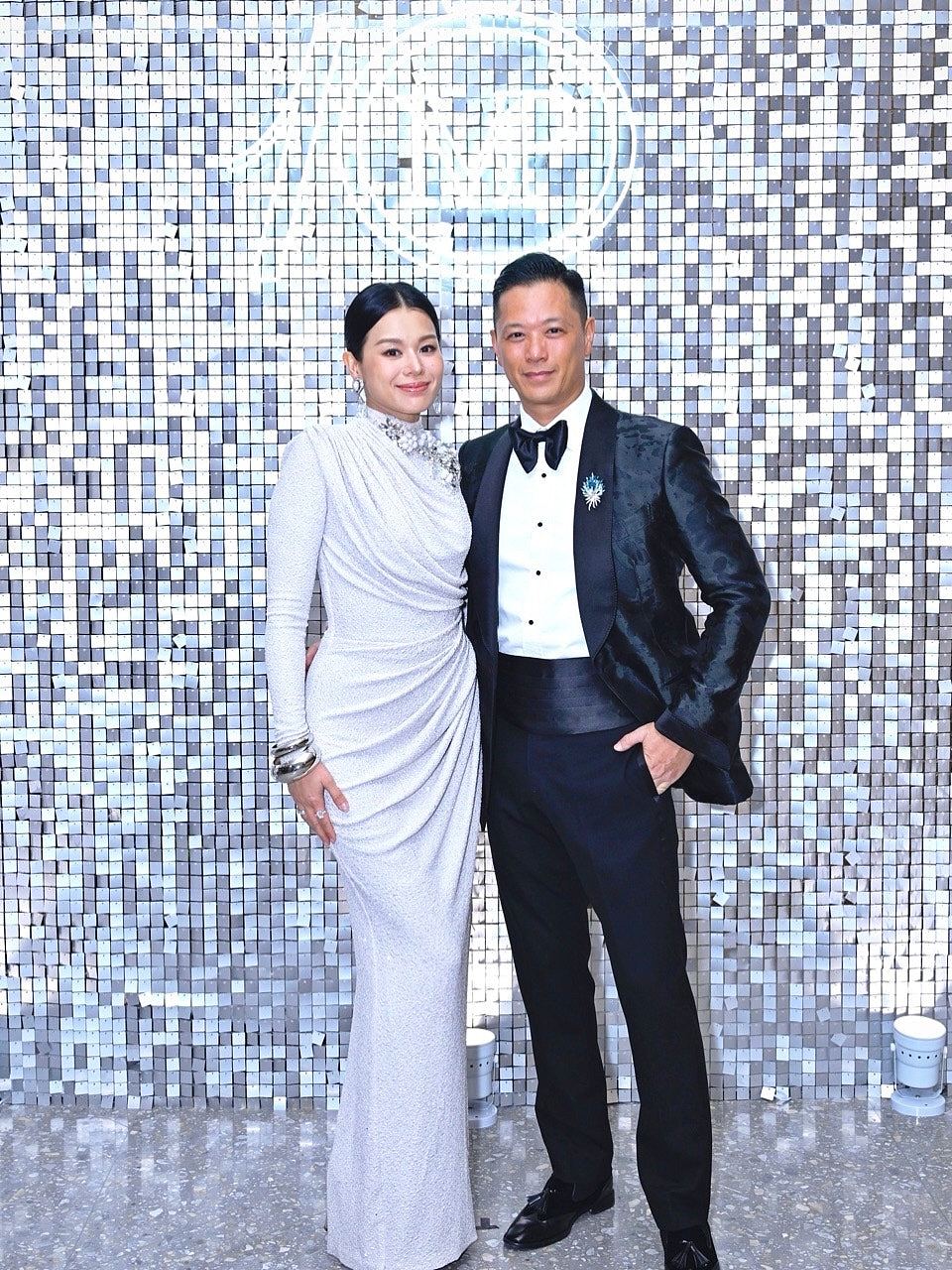 胡杏儿又一年返围村上香祭祖，晒豪宅阔落客厅摆年花团年饭劲丰盛（组图） - 3